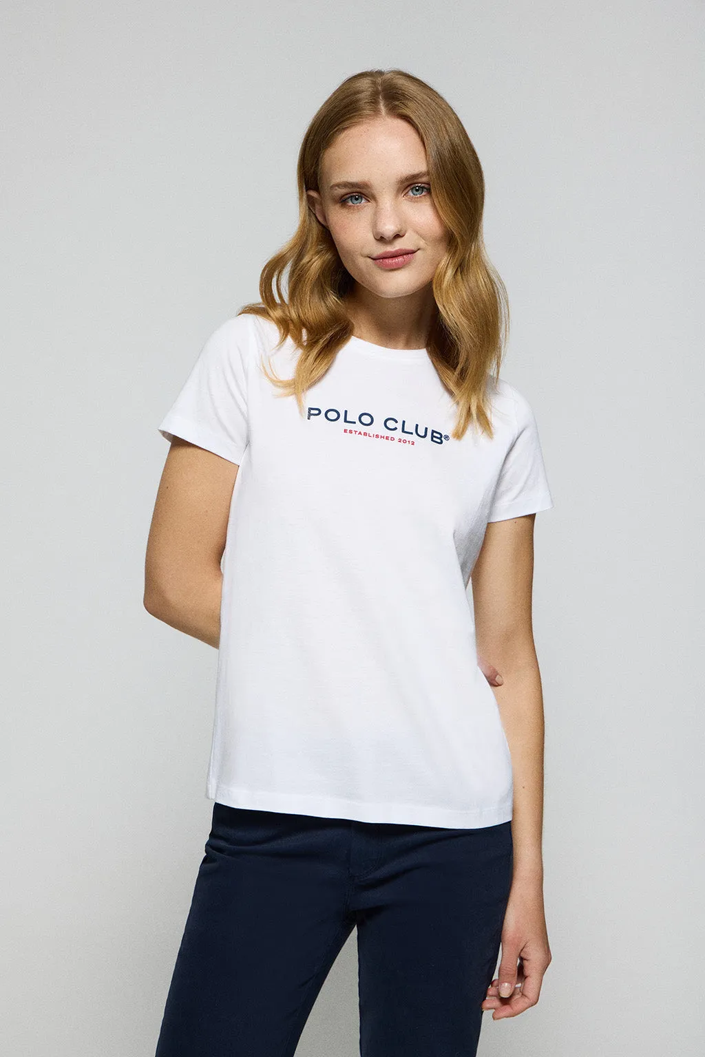 Camiseta para mujer de cuello redondo blanca con logo engomado Minimal Title Polo Club