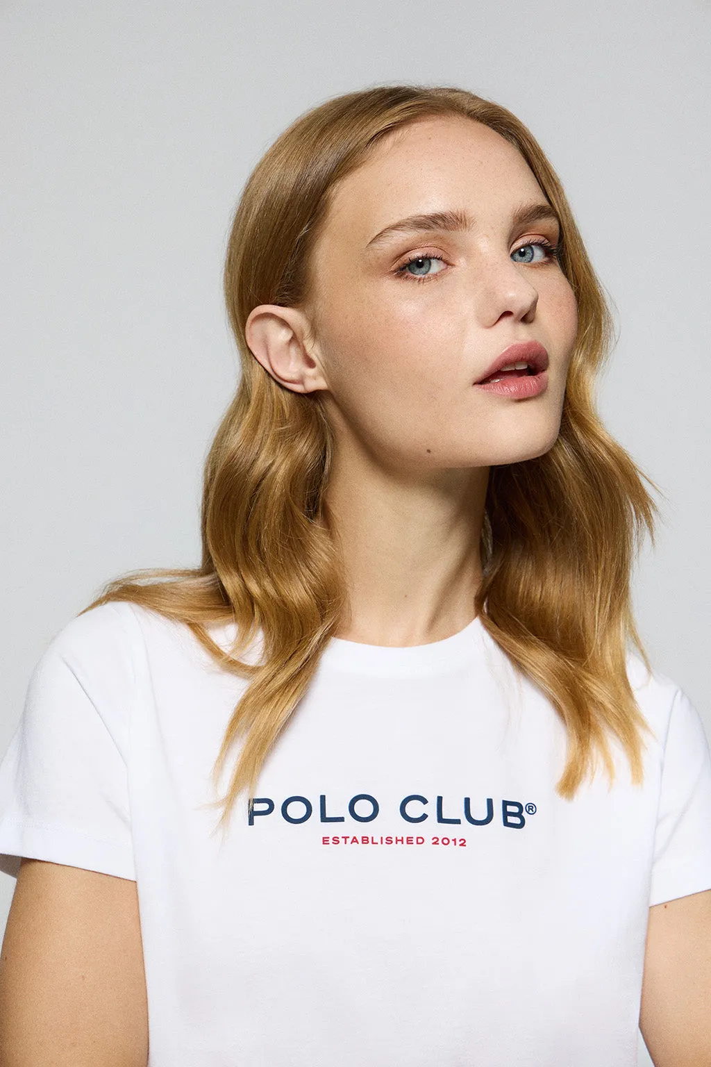 Camiseta para mujer de cuello redondo blanca con logo engomado Minimal Title Polo Club