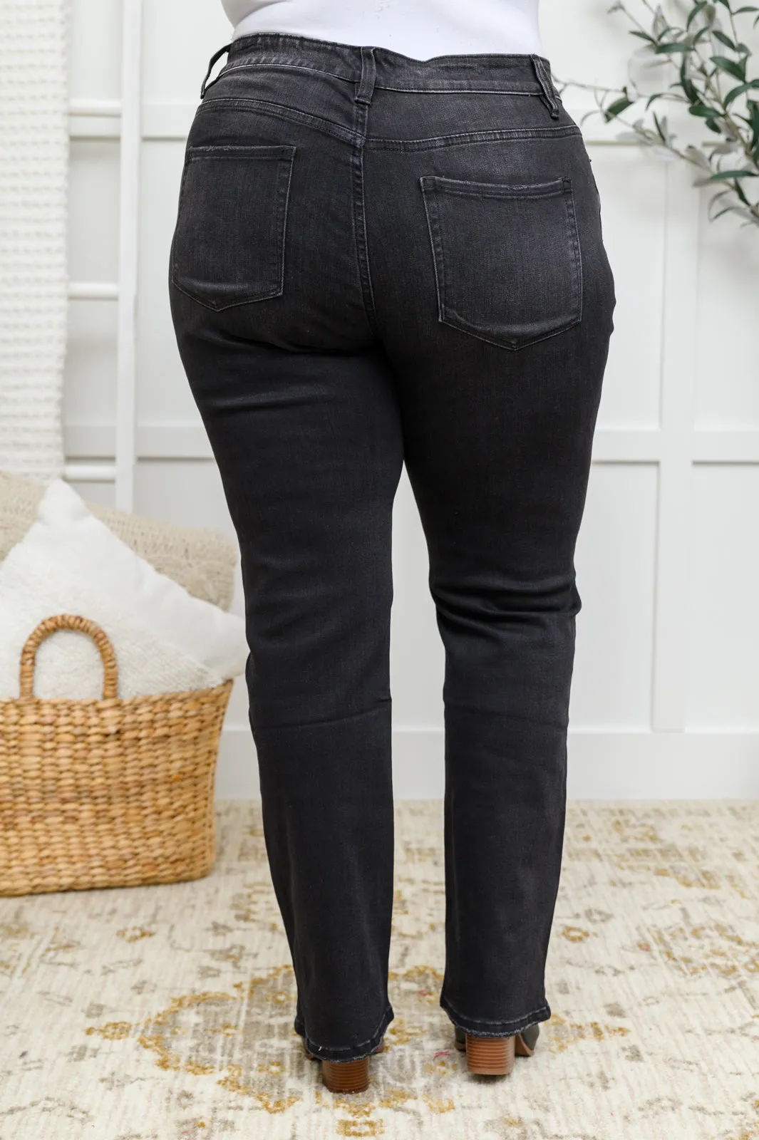 Kortney Mid Rise Straight Leg Jeans In Washed Black AVE30