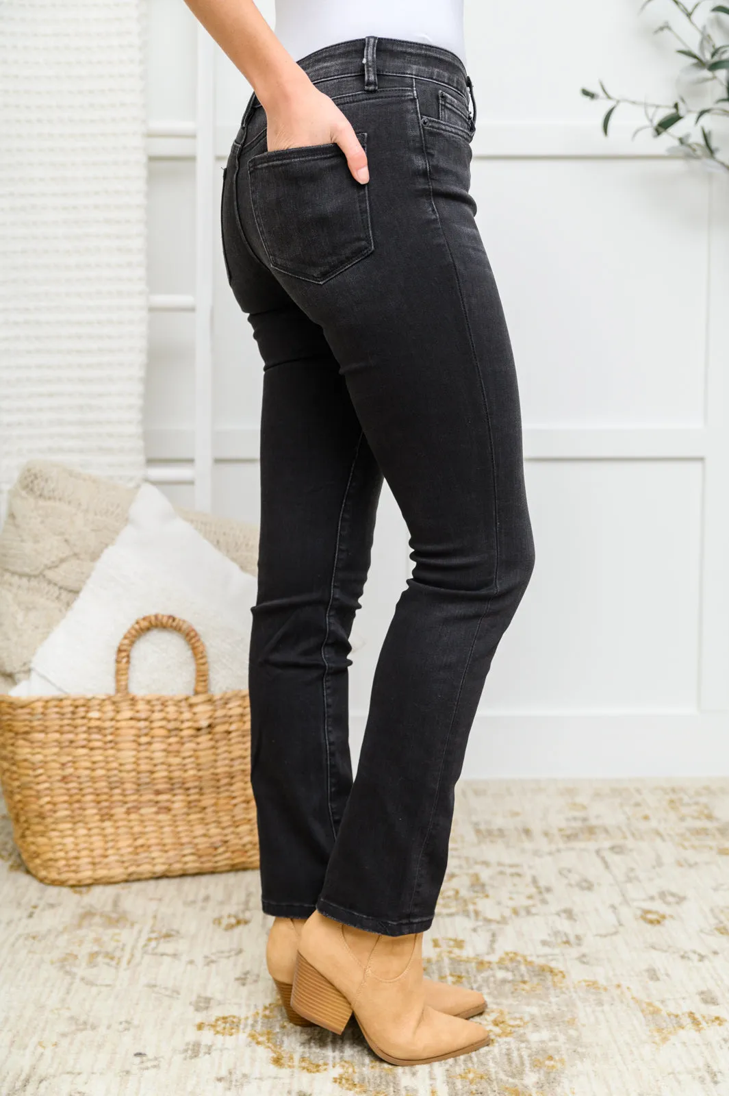 Kortney Mid Rise Straight Leg Jeans In Washed Black AVE30