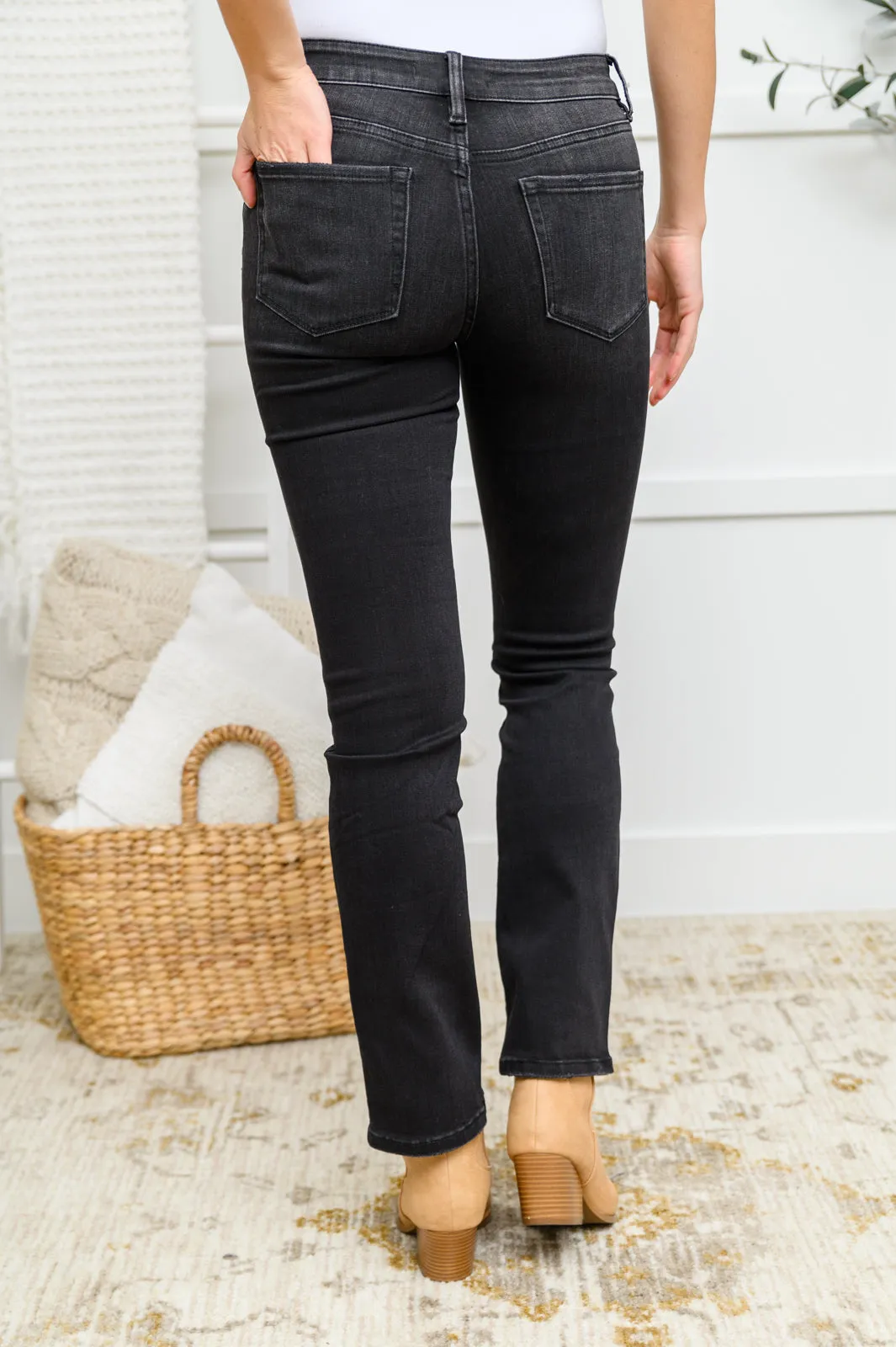 Kortney Mid Rise Straight Leg Jeans In Washed Black AVE30